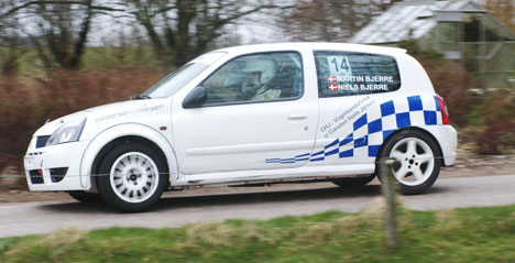 Martin og Niels Bjerre ser frem til at teste ombygningen af rallybilens forvogn i fuld konkurrence-skala.